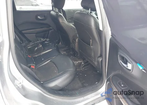 2019 Jeep Compass Latitude 4X4 z USA, uszkodzony, nr VIN 3C4NJDBBXKT641204